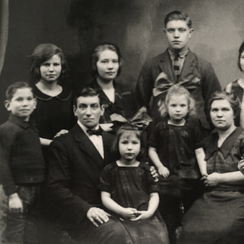 Old portrait of a large family.